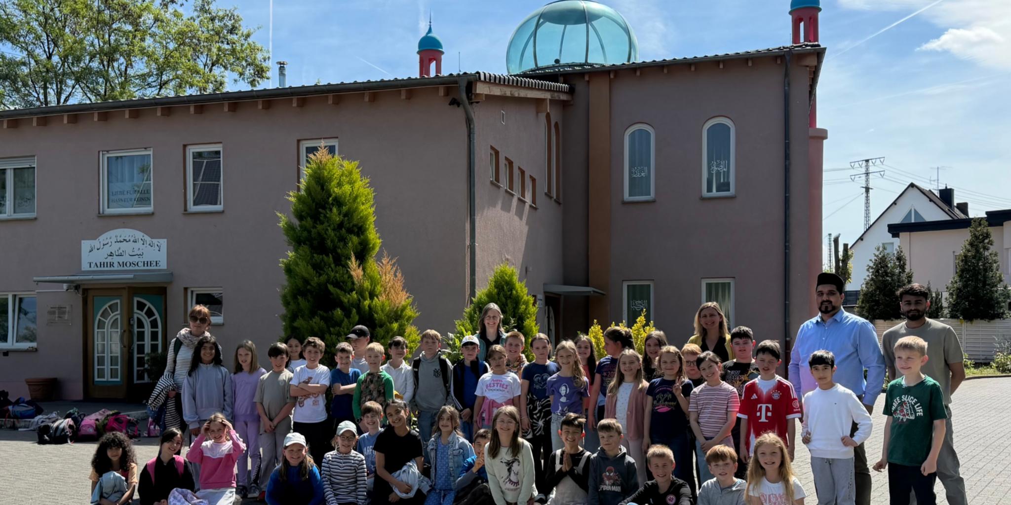 Man sieht eine Gruppe Grundschulkinder bei strahlendem Sonnenschein vor einer Moschee stehen (c) Ramla Nigat Sabir Man sieht eine Gruppe Grundschulkinder bei strahlendem Sonnenschein vor einer Moschee stehen