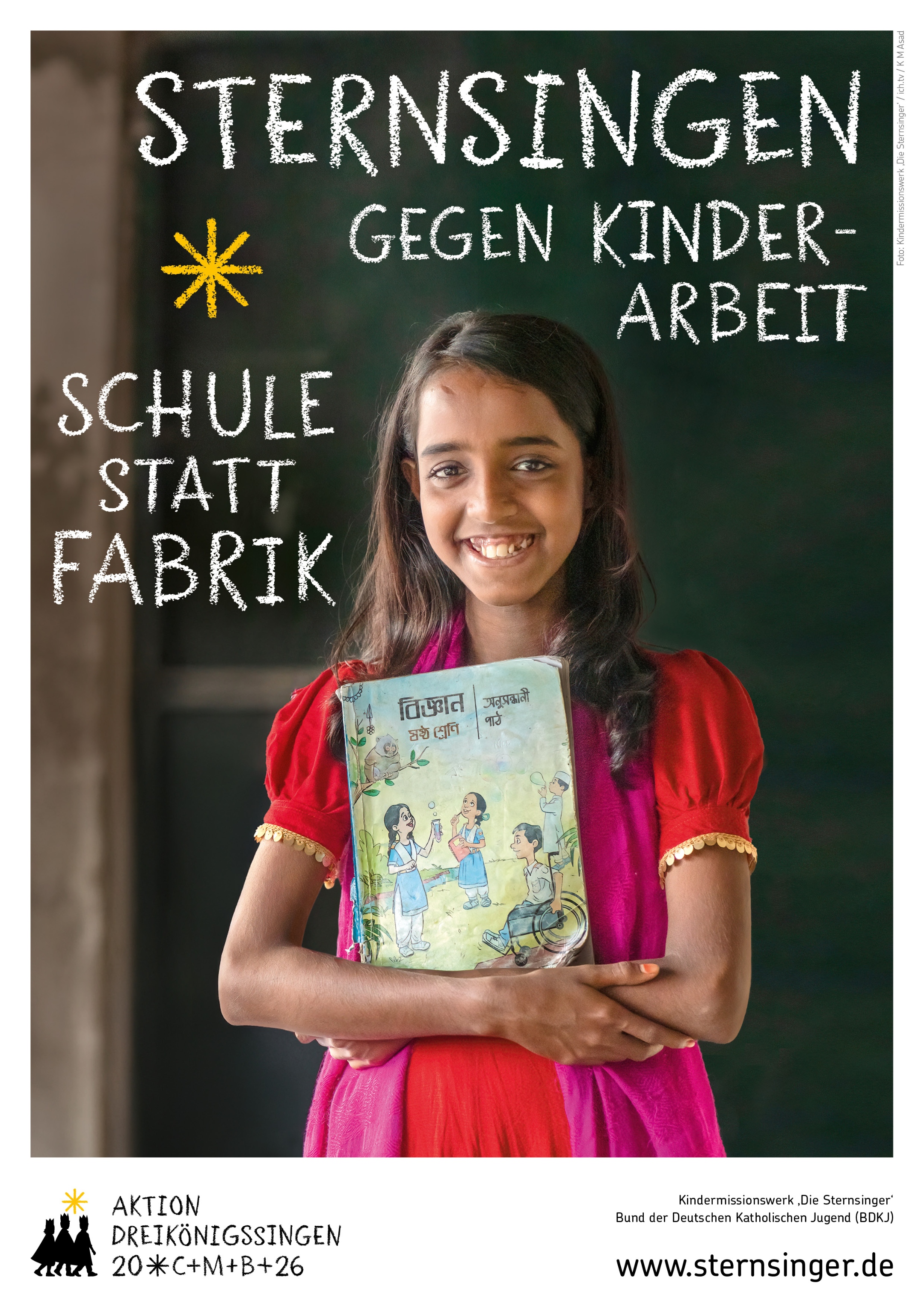 Man sieht ein lächelndes Mädchen, das ein Arbeitsheft hält. Darüber der Schriftzug: Sternsingen gegen Kinderarbeit, links: Schule statt Fabrik