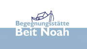 Man sieht den Schriftzug 'Beit Noah', ein zweigeteiltes Bild, oben weiß, unten hellblau - symbolisch für das Wasser, darauf eine stilisiert gezeichnete Arche