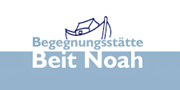 Man sieht den Schriftzug 'Beit Noah', ein zweigeteiltes Bild, oben weiß, unten hellblau - symbolisch für das Wasser, darauf eine stilisiert gezeichnete Arche (c) Begegnungsstätte Beit Noah, Israel Man sieht den Schriftzug 'Beit Noah', ein zweigeteiltes Bild, oben weiß, unten hellblau - symbolisch für das Wasser, darauf eine stilisiert gezeichnete Arche
