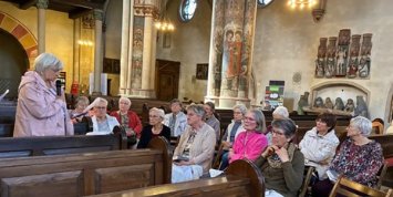 Man sieht eine Gruppe Frauen in einer Kirche zum Gebet versammelt