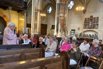 Man sieht eine Gruppe Frauen in einer Kirche zum Gebet versammelt