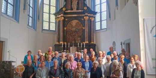 Man sieht eine Gruppe älterer Menschen vor einem reich verzierten Hochaltar stehen (c) Privat Man sieht eine Gruppe älterer Menschen vor einem reich verzierten Hochaltar stehen