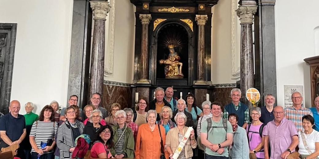 Man sieht eine Gruppe Menschen im Altarraum der Wallfahrtskirche Bornhofen stehen