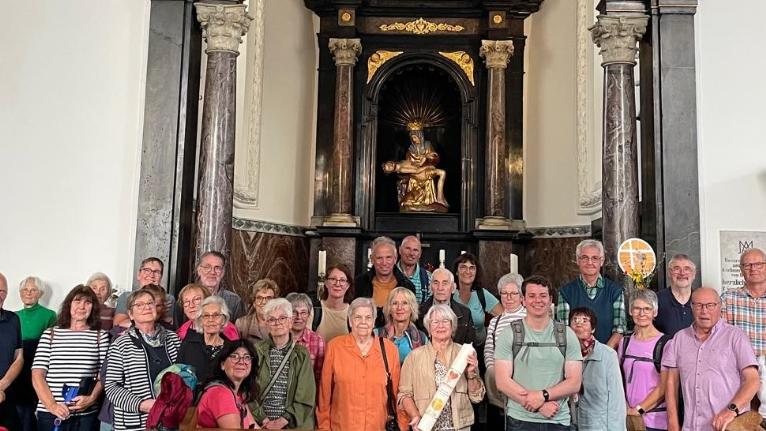 Man sieht eine Gruppe Menschen im Altarraum der Wallfahrtskirche Bornhofen stehen