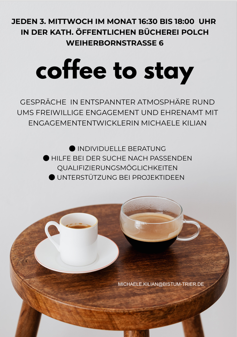 Man sieht einen Hocker vor grauem Hintergrund mit der Einladung zum 'Coffee to stay' -Angebot des Pastoralen Raum Maifeld-Untermosel