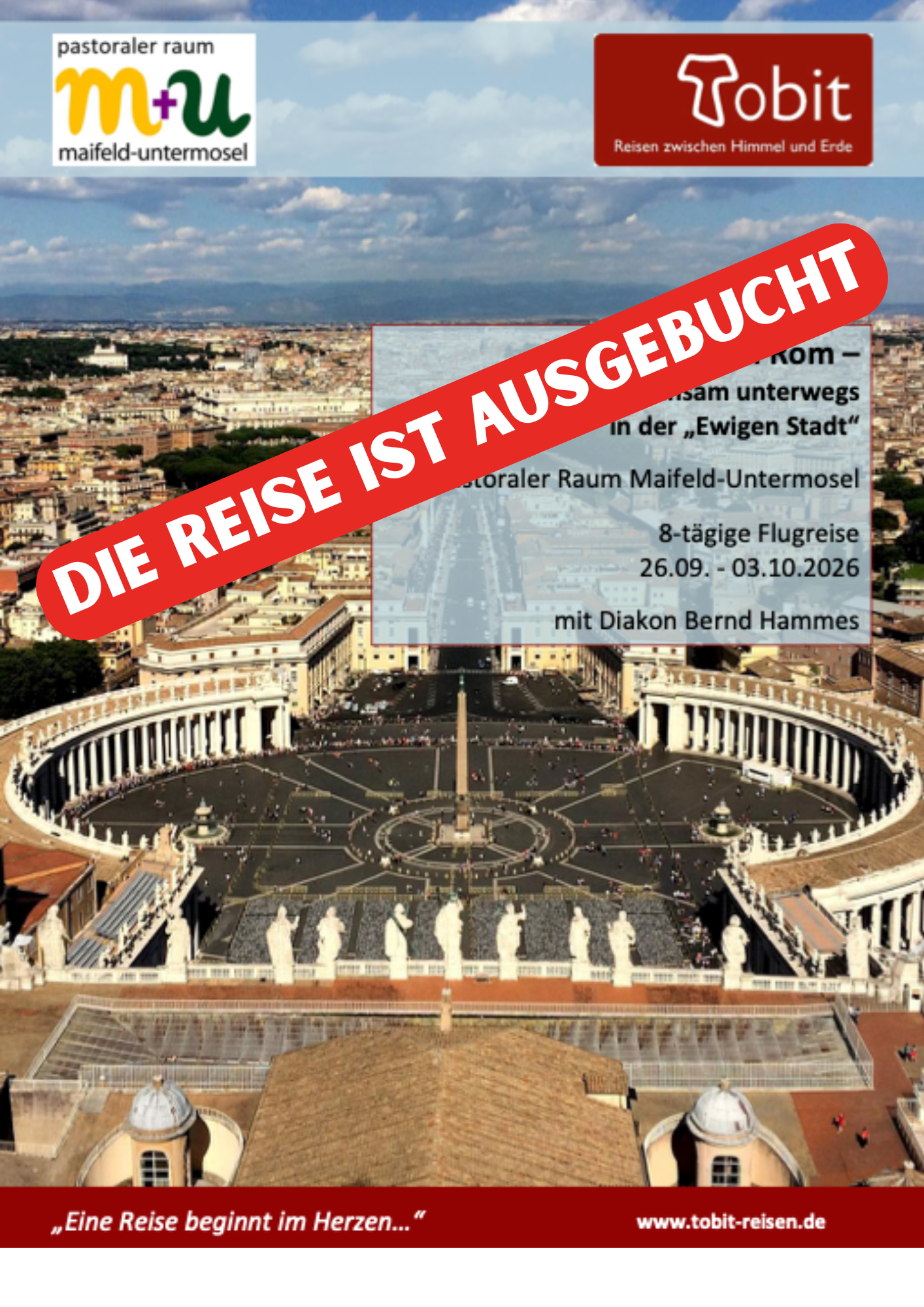Man sieht das Plakat zur angebotenen Rom-Reise in 2026 (Petersplatz) mit dem roten Balken darüber: 'Die Reise ist ausgebucht!'