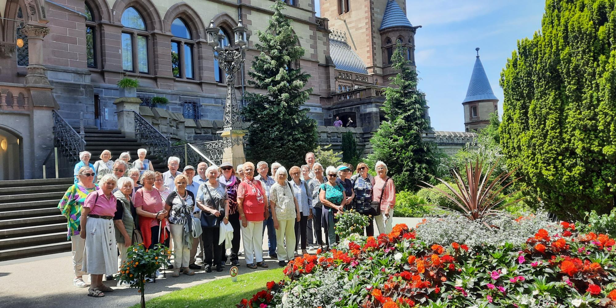 Man sieht die Gruppe 60+ vor dem Schloss Drachenfels in Königswinter