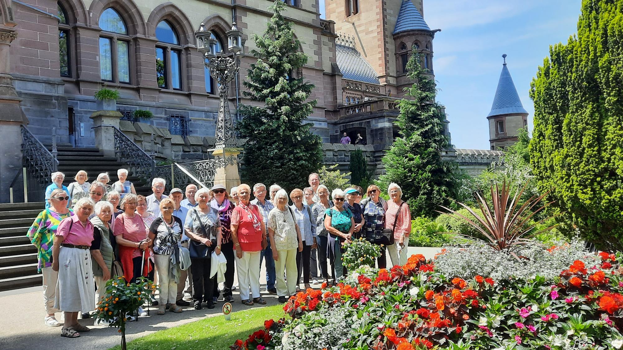 Man sieht die Gruppe 60+ vor dem Schloss Drachenfels in Königswinter
