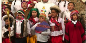 Man sieht Kooperator Lisowski im Messgewand, umringt von Kindern aus Bolivien in ortsüblicher, bunter Tracht (c) Privat Man sieht Kooperator Lisowski im Messgewand, umringt von Kindern aus Bolivien in ortsüblicher, bunter Tracht