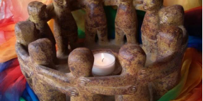 Man sieht einen so genannten 'Freundeskreis' aus Speckstein als Symbolbild für Tanz