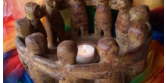 Man sieht einen so genannten 'Freundeskreis' aus Speckstein als Symbolbild für Tanz