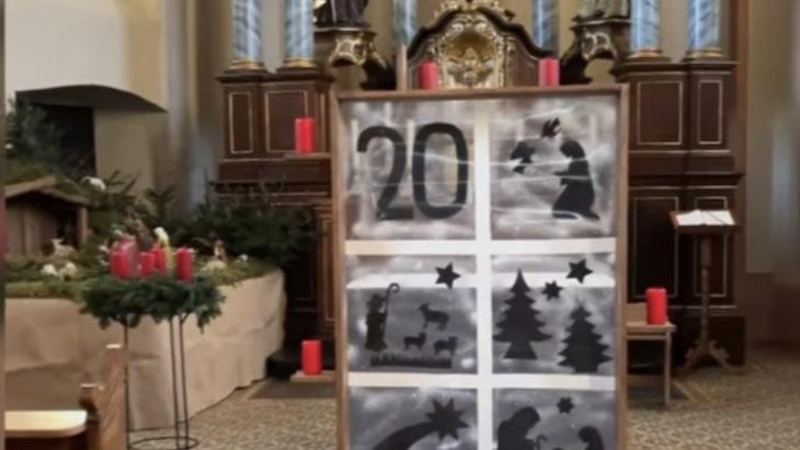 Man sieht den Altarraum der Pilliger Kirche mit einem geschmückten Fensterrahmen