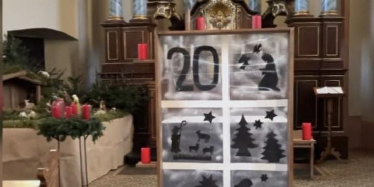 Man sieht den Altarraum der Pilliger Kirche mit einem geschmückten Fensterrahmen