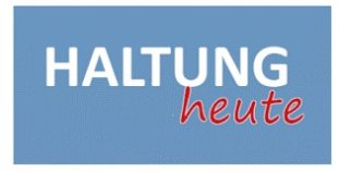 Man sieht den weißen und roten Schriftzug 'Haltung Heute' auf hellblauem Grund