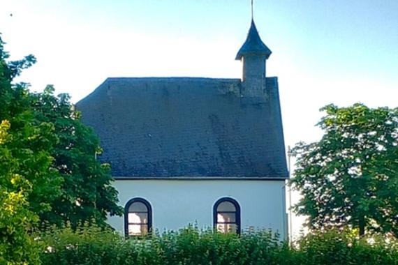 Hl. Kreuz Kapelle seitliche Aufnahme bei schönem Wetter