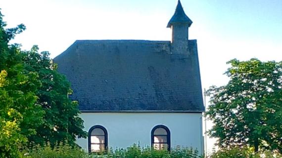 Hl. Kreuz Kapelle seitliche Aufnahme bei schönem Wetter