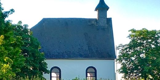 Hl. Kreuz Kapelle seitliche Aufnahme bei schönem Wetter