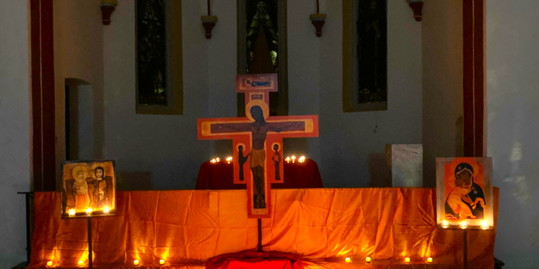 Man sieht den mit Kerzen und Tüchern geschmückten Altarraum der abgedunkelten Josefskapelle, davor Ikonen-Kreuze (c) Privat Man sieht den mit Kerzen und Tüchern geschmückten Altarraum der abgedunkelten Josefskapelle, davor Ikonen-Kreuze