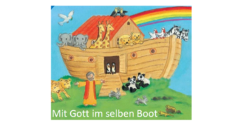 Man sieht die Einladung zur Kinderkirche im August in der Pfarrei Maifeld, in der Mitte eine bunte Arche Noah mit Tieren und dem Schriftzug 'Mit Gott im selben Boot'