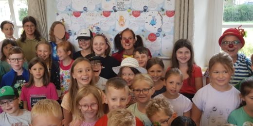 Man sieht eine Gruppe von Kindern (c) Privat Man sieht eine Gruppe von Kindern