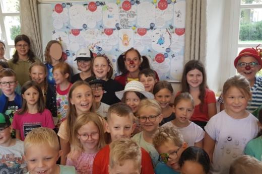 Man sieht eine Gruppe von Kindern