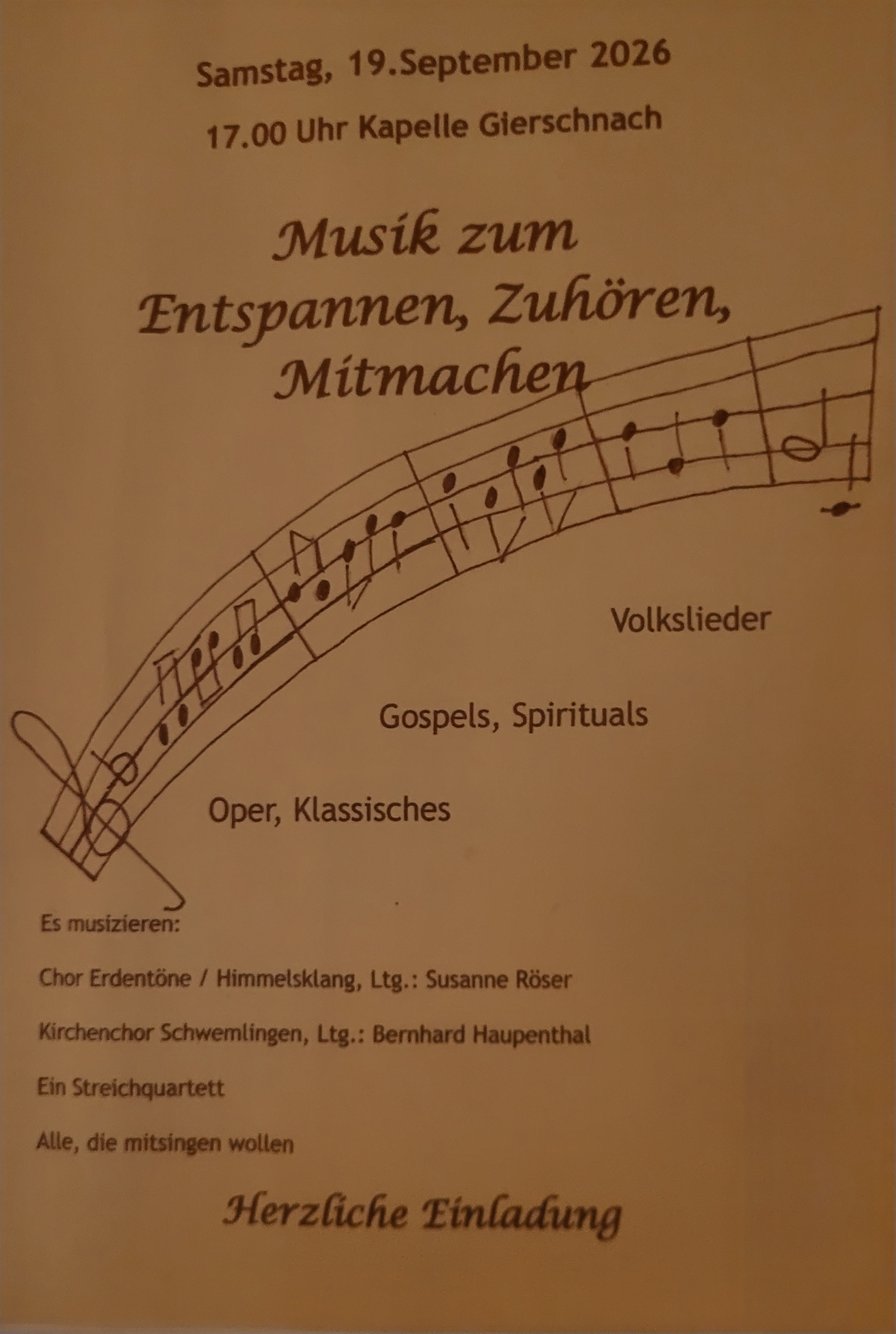 Man sieht auf ockergelbem Grund mit Noten dazwischen die Einladung zum Konzert des Chors 'Erdentöne-Himmelsklang' am 19.09.26 in Gierschnach