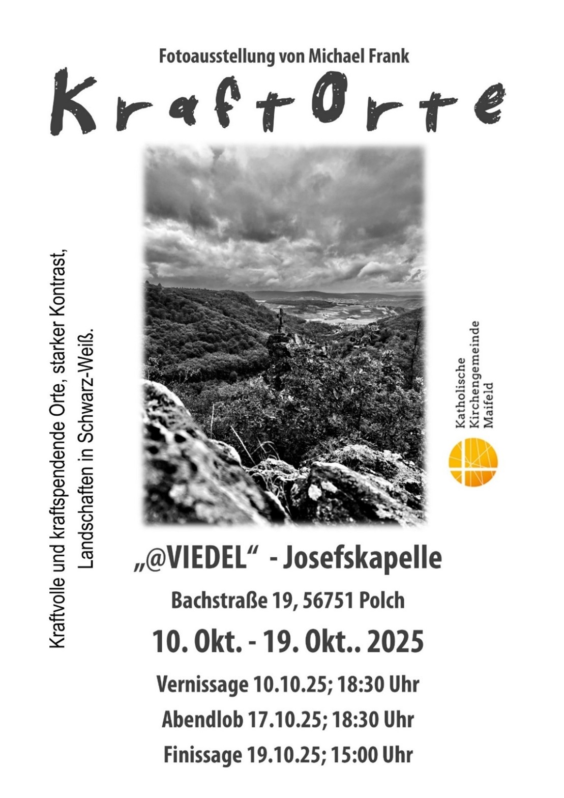 Man sieht die Einladung zur Ausstellung von schwarz/weiss Fotografien 'Kraftorte'