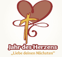 Man sieht ein rotes Herz von einer geschwungenen Linie umrahmt, davor ein gelbes Kreuz mit den Schriftzug: 'Jahr des Herzens - Liebe deinen Nächsten'