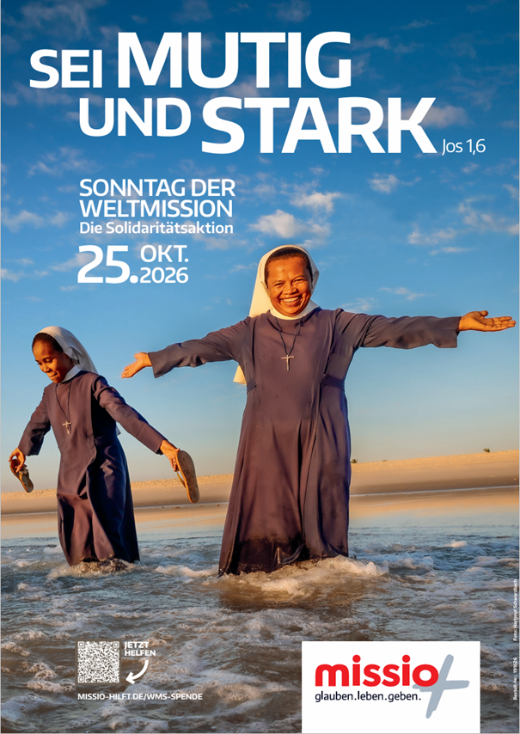 Man sieht das Plakat von missio mit zwei Ordensschwestern, ´die ohne Schuhe im Ozean stehen, vor blauem, mit Wolken bestücktem Himmel
