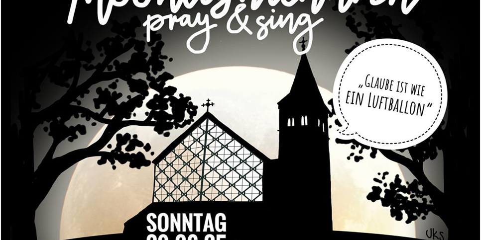 Man sieht das schwarz-weiss Plakat für den nächsten Termin der Moolight Church am 29.06.2025