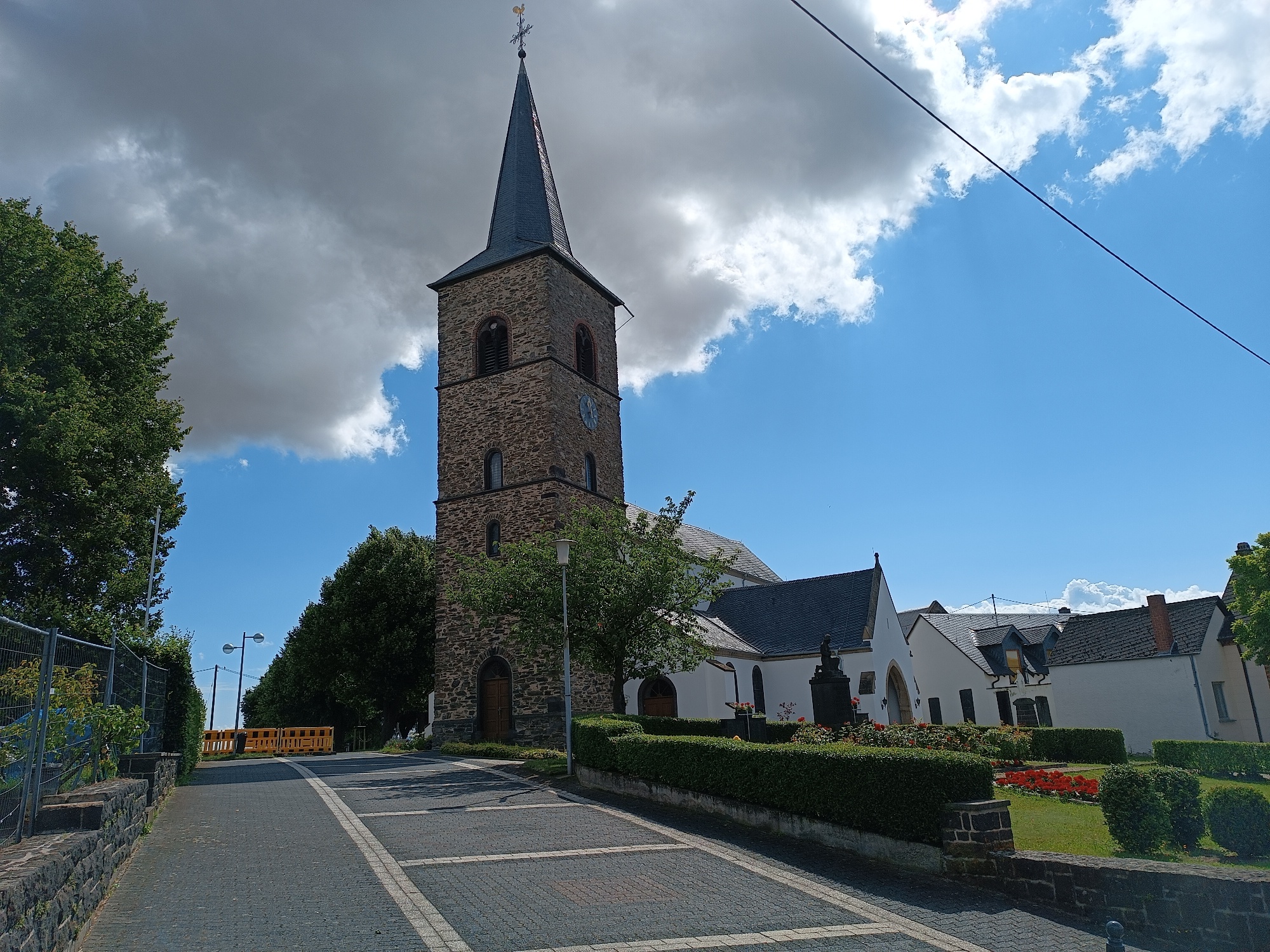 Man sieht das dunkle Sandsteingebäude von der Straße aus