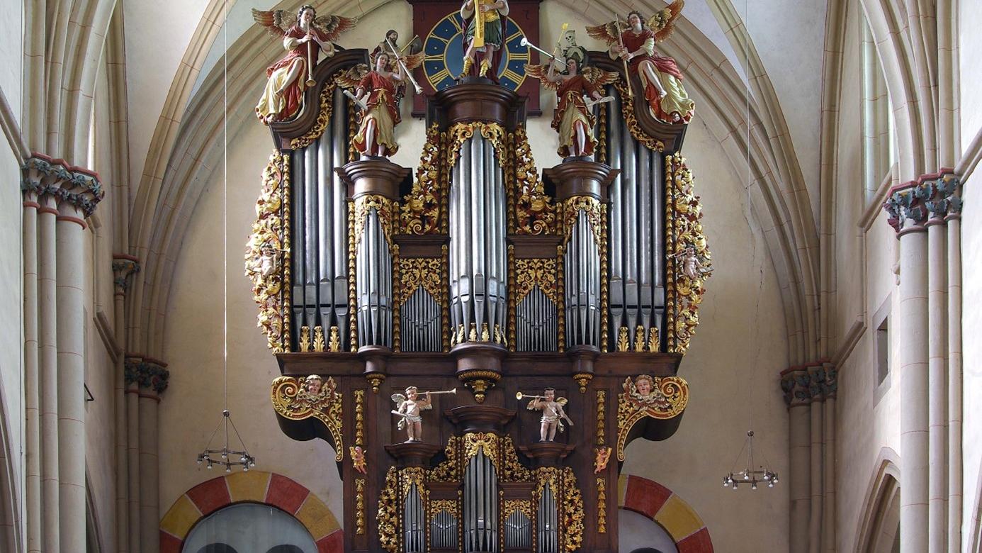 Man sieht die Orgel von unten fotografiert in der Kirche Münstermaifeld