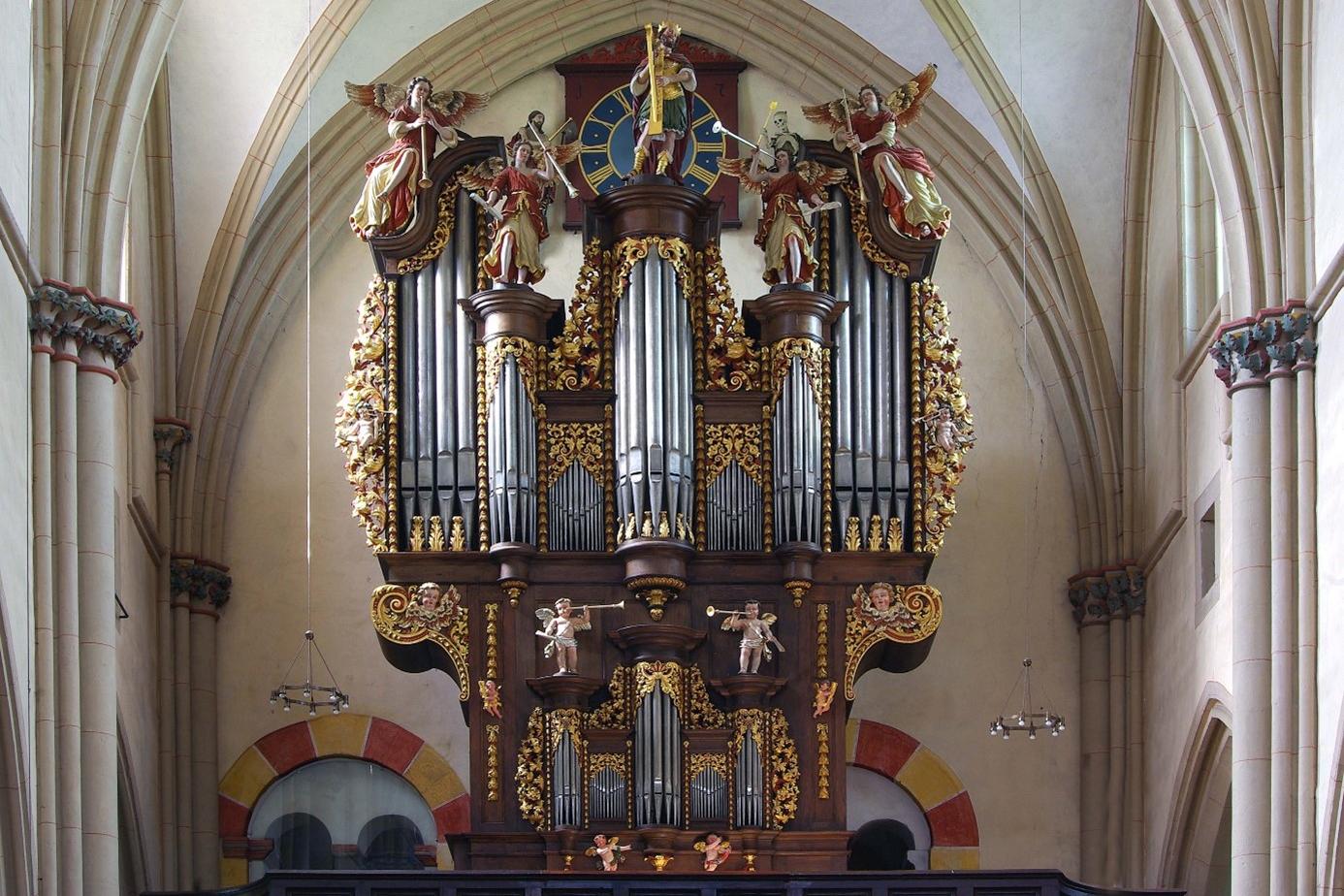 Man sieht die Orgel von unten fotografiert in der Kirche Münstermaifeld