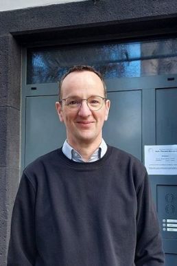 Pfarrer Andreas Kern Das Bild zeigt Pfarrer kern vor der Pfarrhaustür in Münstermaifeld
