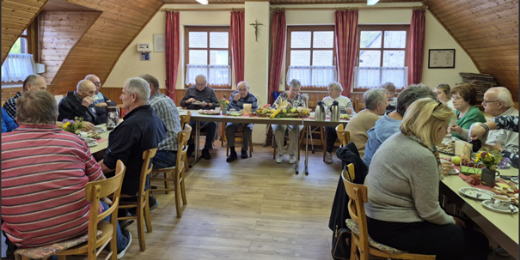 Man sieht einen Saal in dem Menschen Kaffee trinken und Kuchen essen (c) Privat Man sieht einen Saal in dem Menschen Kaffee trinken und Kuchen essen