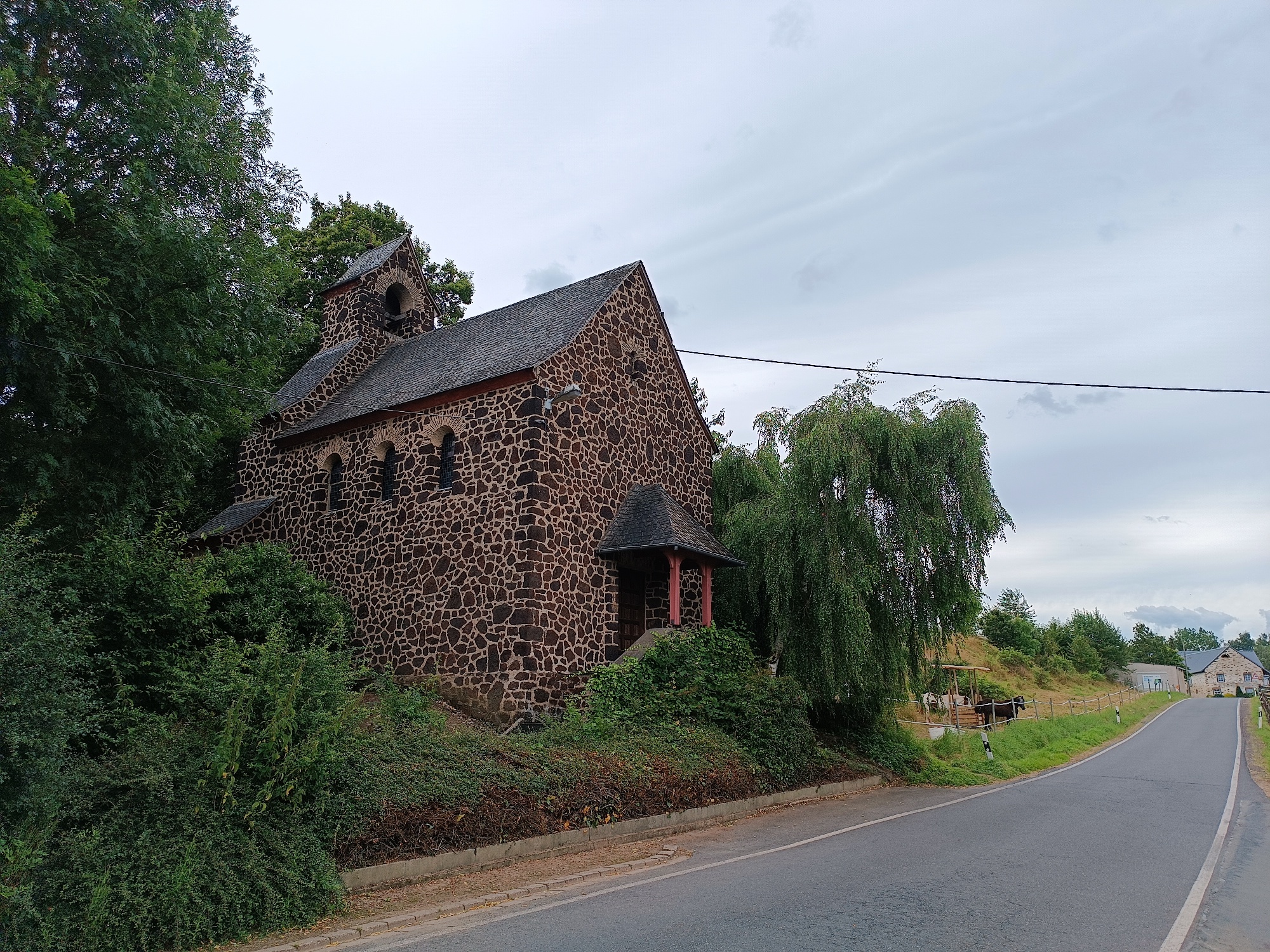 Außenfassade des Eingangs, eingebettet in Birkenbäume