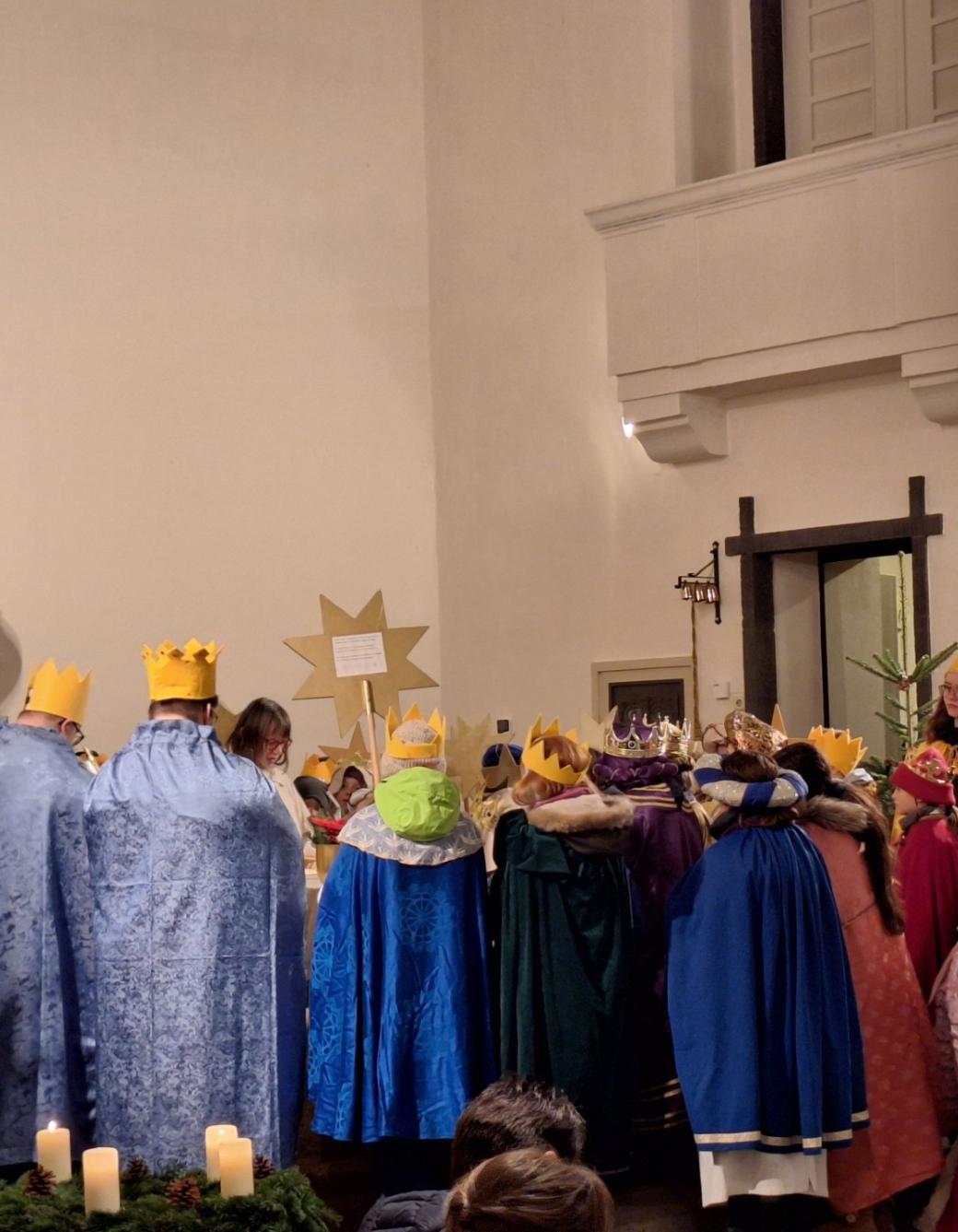 Man sieht Kinder als Könige/Sternsinger verkleidet im Altarraum der Kirche in Naunheim stehend (c) Privat Man sieht Kinder als Könige/Sternsinger verkleidet im Altarraum der Kirche in Naunheim stehend