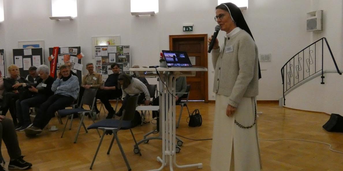 Man sieht eine Ordensschwester, die einen Vortrag vor Publikum hält (c) A. Hübner Man sieht eine Ordensschwester, die einen Vortrag vor Publikum hält