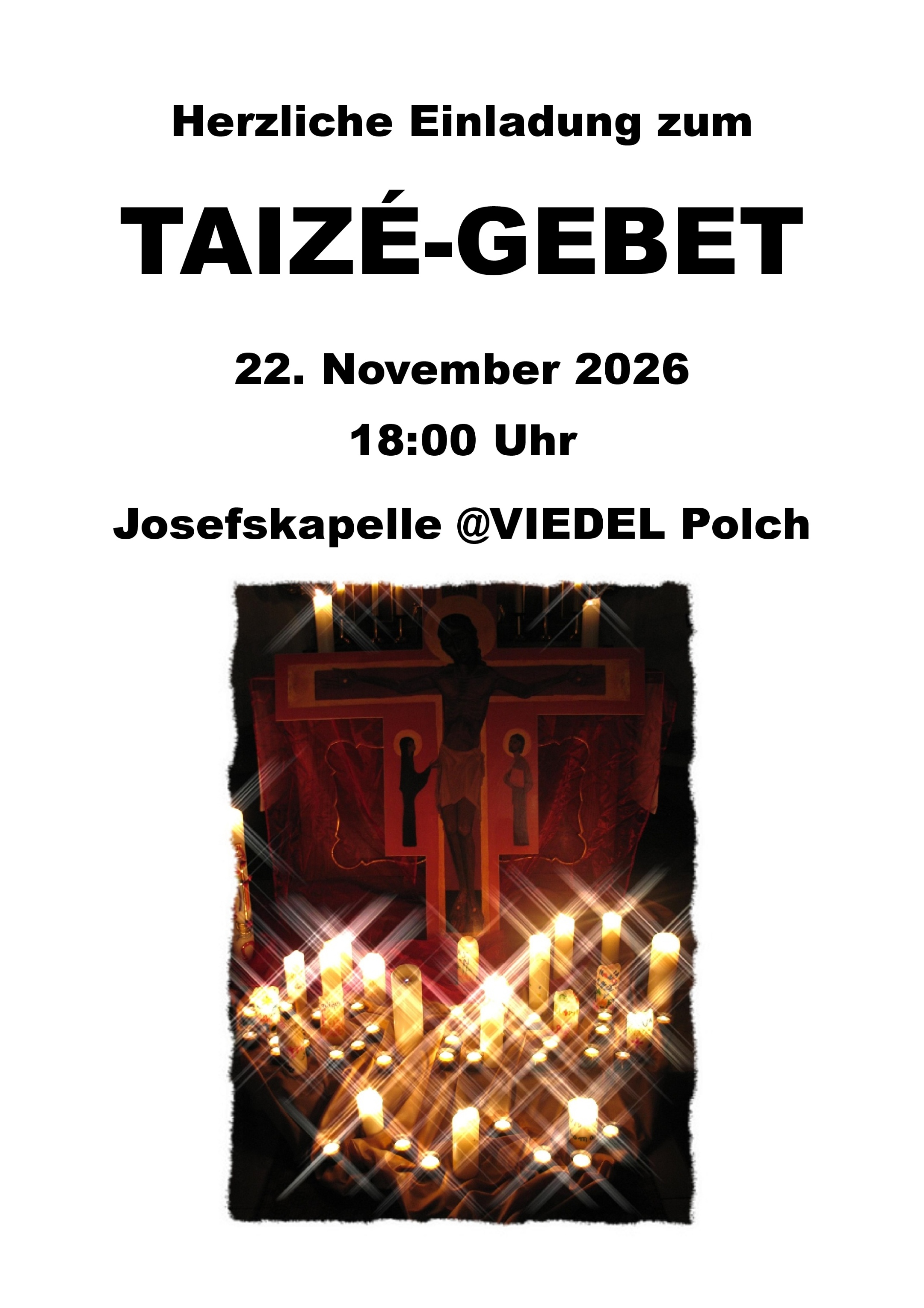Man sieht auf weißem Grund ein Kreuz in einer dunklen Kirche, davor viele brennende Kerzen