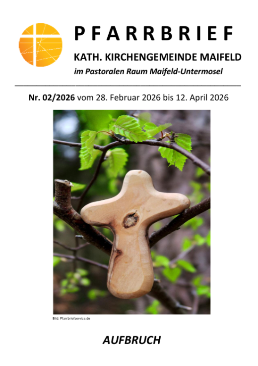 Man sieht die Titelseite des Pfarrbriefs der Katholischen Kirchengemeinde Maifeld Nr. 02/2026, mit einem Holzkreuz in einem Baum aufgehängt