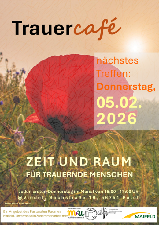 Man sieht die Einladung zum Trauercafé des Pastoralen Raums Maifeld-Untermosel am 05.02.26 im Hintergrund eine Blumenwiese bei Sonne, im Vordergrund eine rote Mohnblüte