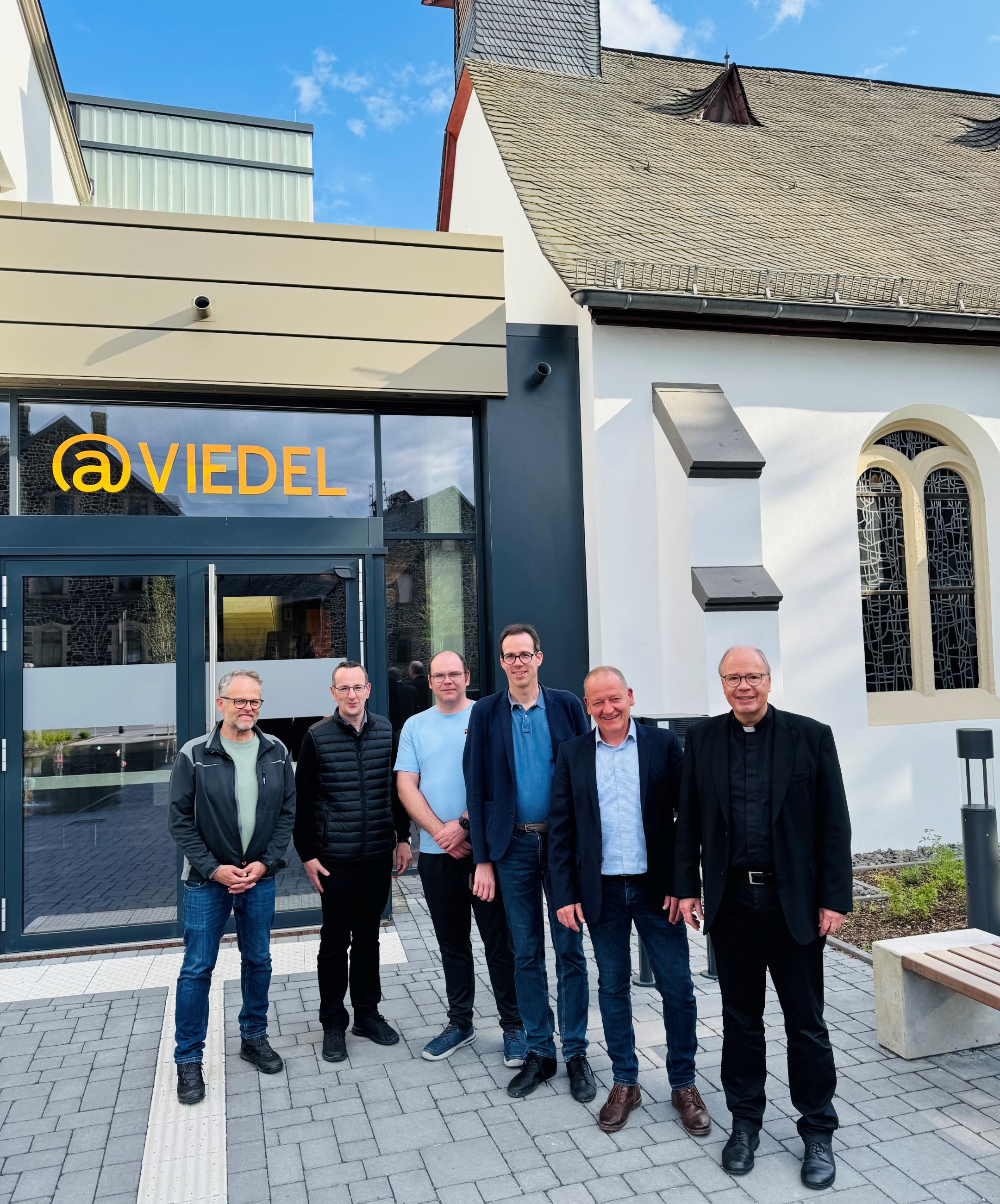 Zu sehen ist der Trierer Bischof, der Stadtbürgermeister von Polch, Pfarrer Kern, Rolf Seul und den Manager vor dem @Viedel-Gebäude