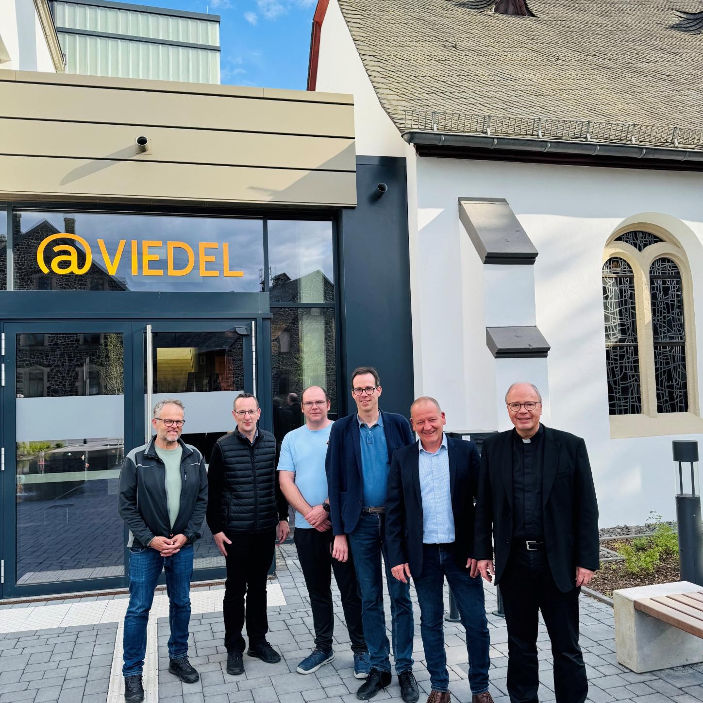 Zu sehen ist der Trierer Bischof, der Stadtbürgermeister von Polch, Pfarrer Kern, Rolf Seul und den Manager vor dem @Viedel-Gebäude