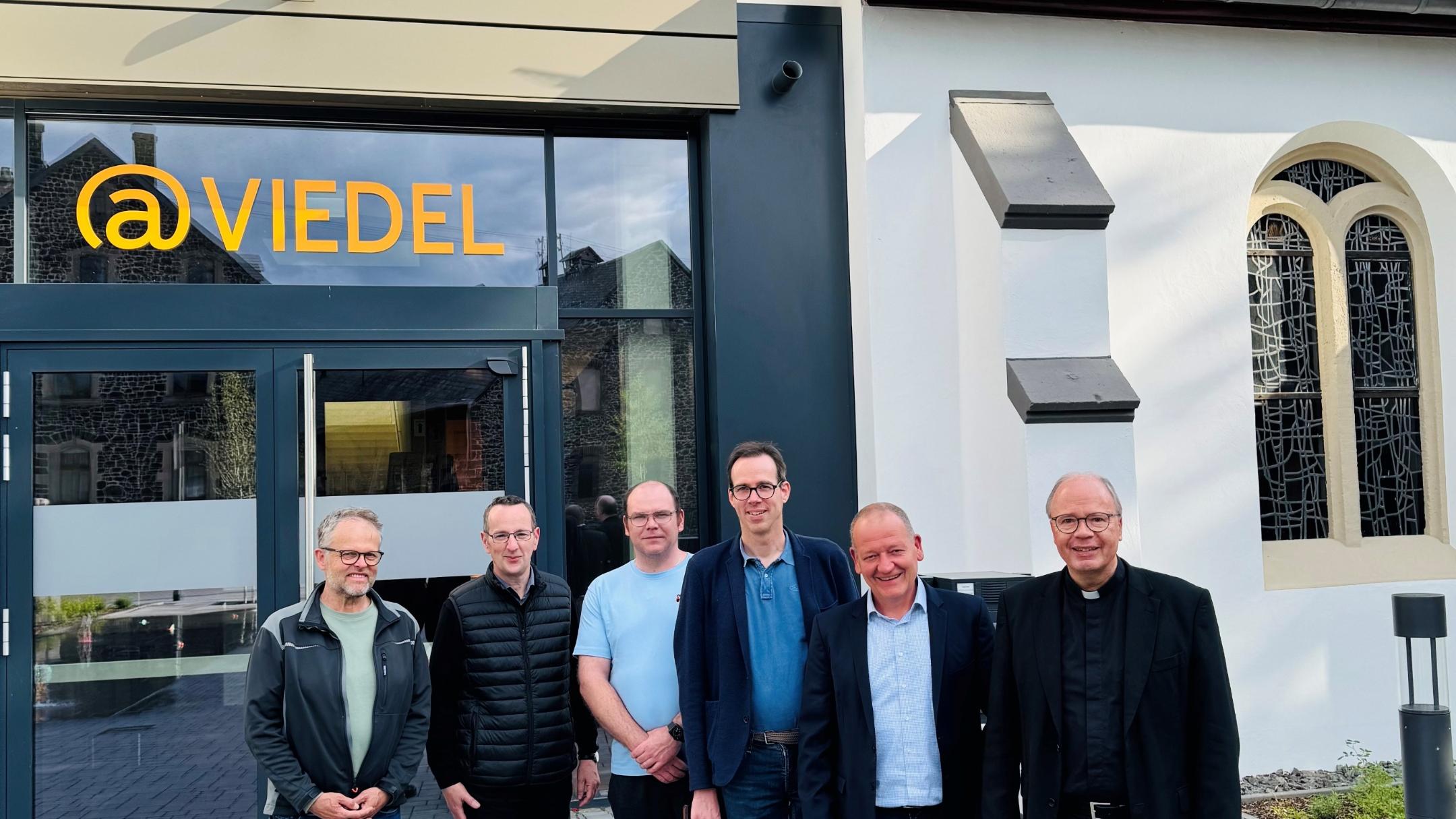 Zu sehen ist der Trierer Bischof, der Stadtbürgermeister von Polch, Pfarrer Kern, Rolf Seul und den Manager vor dem @Viedel-Gebäude