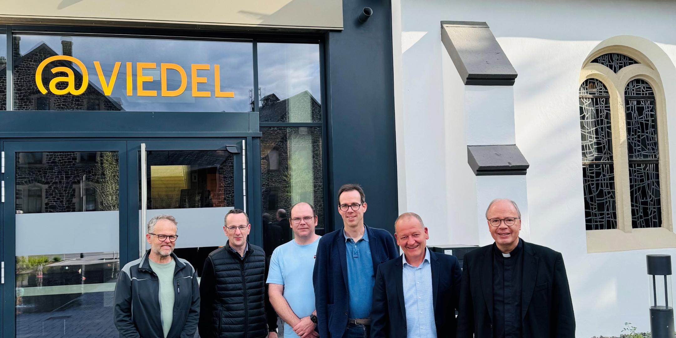 Zu sehen ist der Trierer Bischof, der Stadtbürgermeister von Polch, Pfarrer Kern, Rolf Seul und den Manager vor dem @Viedel-Gebäude