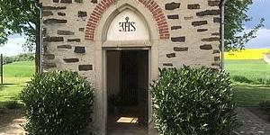 Vorderansicht der Kapelle am Ortsausgang von Pillig