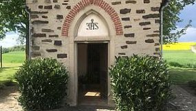 Vorderansicht der Kapelle am Ortsausgang von Pillig