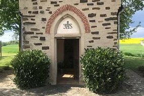 Vorderansicht der Kapelle am Ortsausgang von Pillig